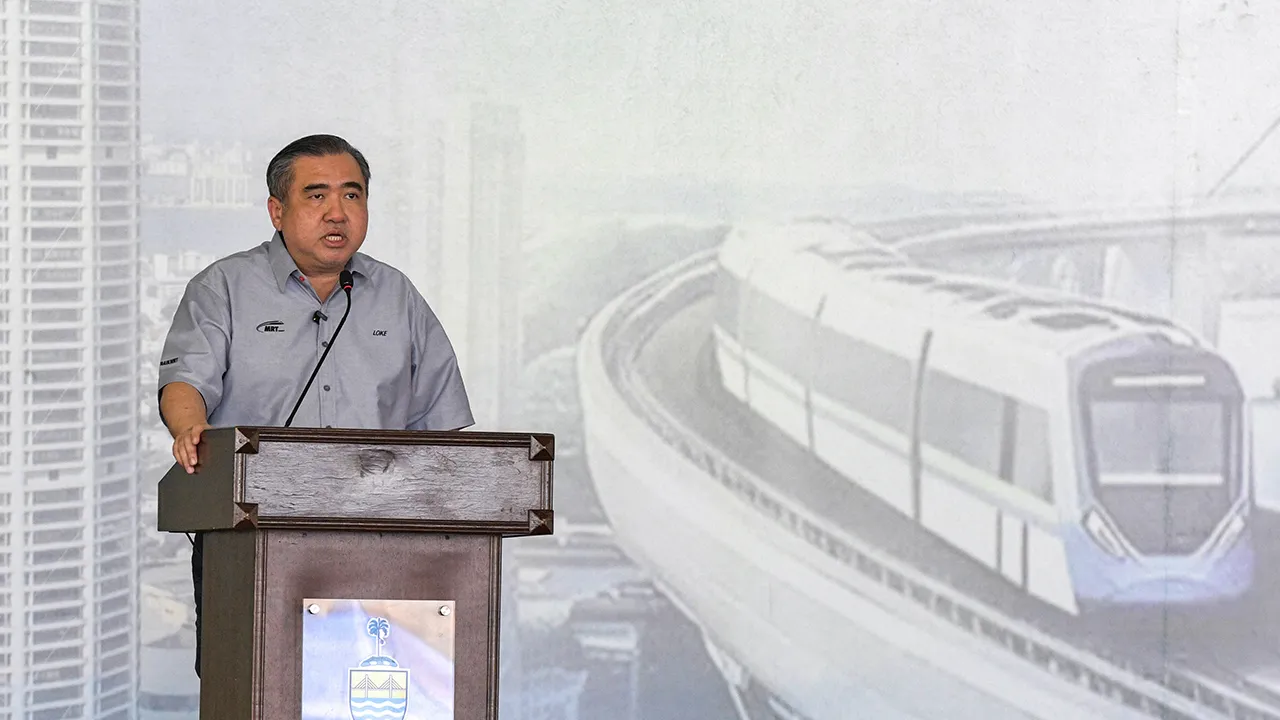 GOERGE TOWN, 10 April -- Menteri Pengangkutan Anthony Loke berucap pada Majlis Penyerahan Tapak Pesta Sungai Nibong antara Kerajaan Negeri Pulau Pinang dan Malaysia Rapid Transit Corporation Sdn Bhd (MRT Corp) untuk projek Transit Aliran Ringan (LRT) Laluan Mutiara di sini hari ini.  --fotoBERNAMA (2026) HAK CIPTA TERPELIHARA
