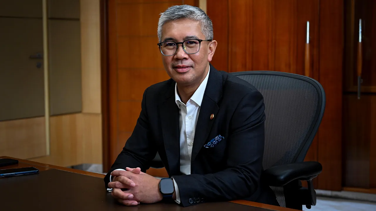 KUALA LUMPUR, 2 Dis -- Menteri Pelaburan, Perdagangan dan Industri, Tengku Datuk Seri Zafrul Abdul Aziz, bercakap dalam satu temu bual khas di Kementerian Pelaburan, Perdagangan dan Industri (MITI), semalam.  Tengku Zafrul yang akan menamatkan tugas sebagai Menteri Pelaburan, Perdagangan dan Industri berkuatkuasa hari ini dan bakal menggalas jawatan baharu.  --fotoBERNAMA (2025) HAK CIPTA TERPELIHARA