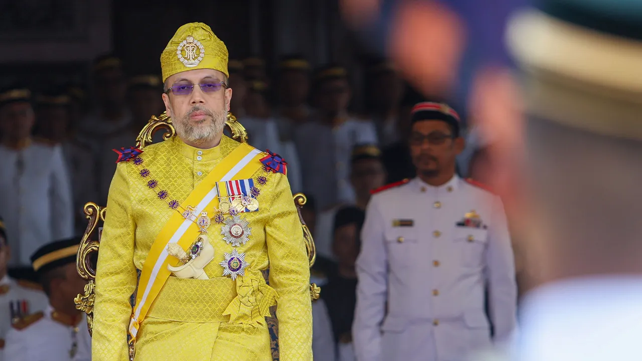 KOTA BHARU, 20 April -- Tengku Muhammad Fakhry Petra berkenan mencemar duli berangkat menghadiri Istiadat Pembukaan Penggal Keempat Persidangan Dewan Undangan Negeri (DUN) Kelantan ke-15 di Kompleks Kota Darul Naim hari ini.  --fotoBERNAMA (2026) HAK CIPTA TERPELIHARA