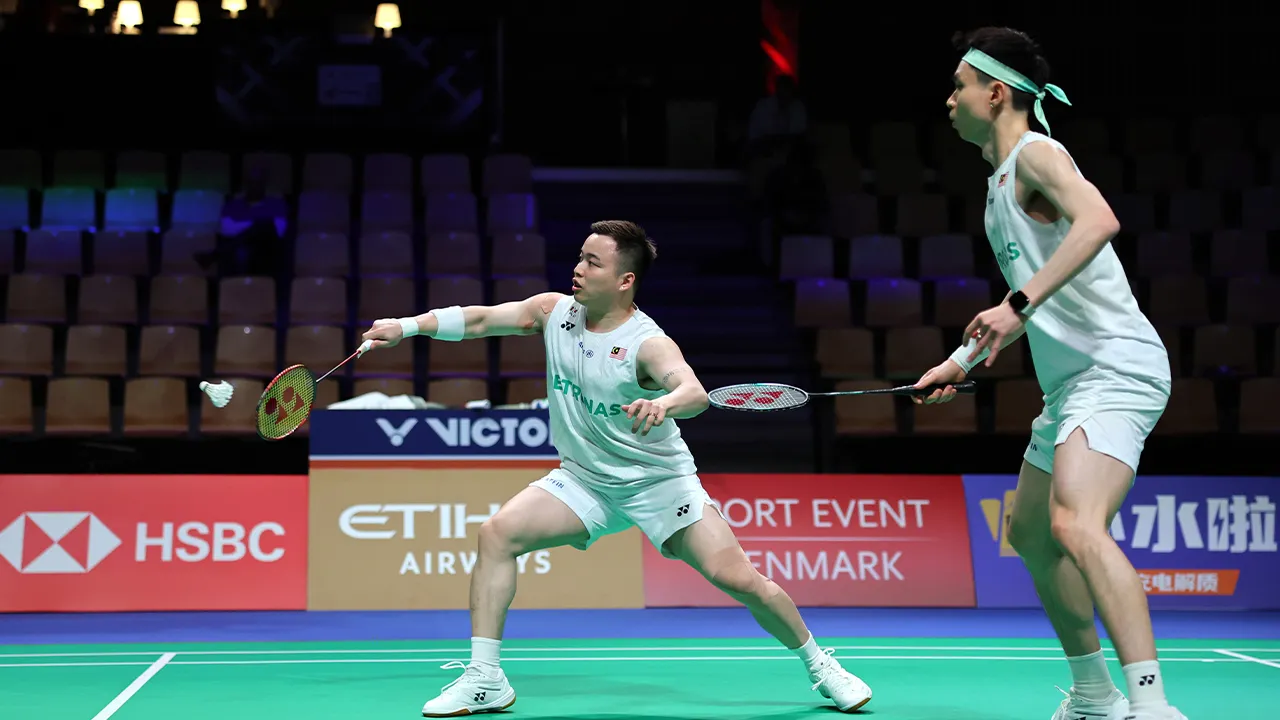 HORSENS (Denmark), 25 April -- Aksi Beregu Lelaki negara Aaron Chia dan Soh Wooi Yik ketika menentang Oliver Butler dan Samuel Jones dari England pada aksi Kumpulan B, Piala Thomas dan Uber di Forum Horsens, hari ini. Aaron Chia dan Soh Wooi Yik menang 21-19, 21-13. -- fotoBERNAMA (2026) HAK CIPTA TERPELIHARA