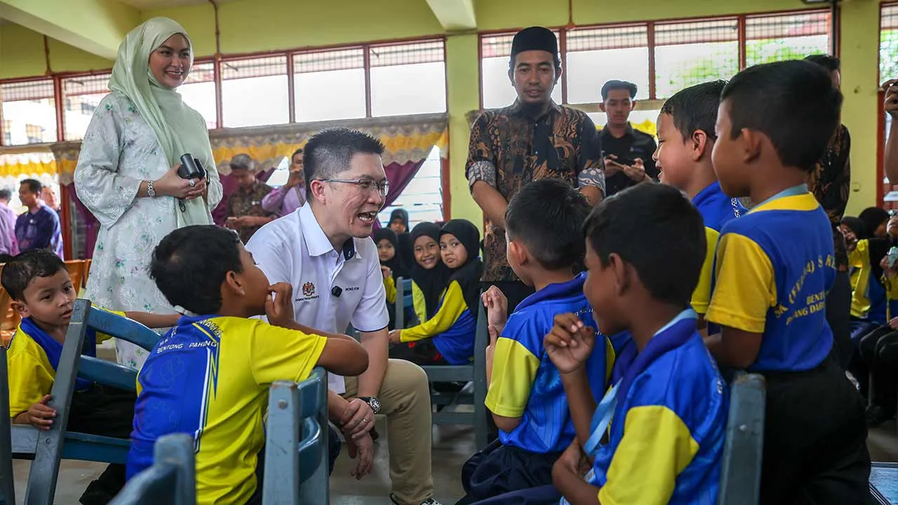 BENTONG, 16 April -- Timbalan Menteri Pendidikan Wong Kah Woh beramah mesra dengan sebahagian murid pada program Sekolah Angkat MADANI di SK Sungai Kemahal hari ini.  Turut kelihatan, Ahli Parlimen Bentong Young Syefura Othman (kiri).  --fotoBERNAMA (2026) HAK CIPTA TERPELIHARA