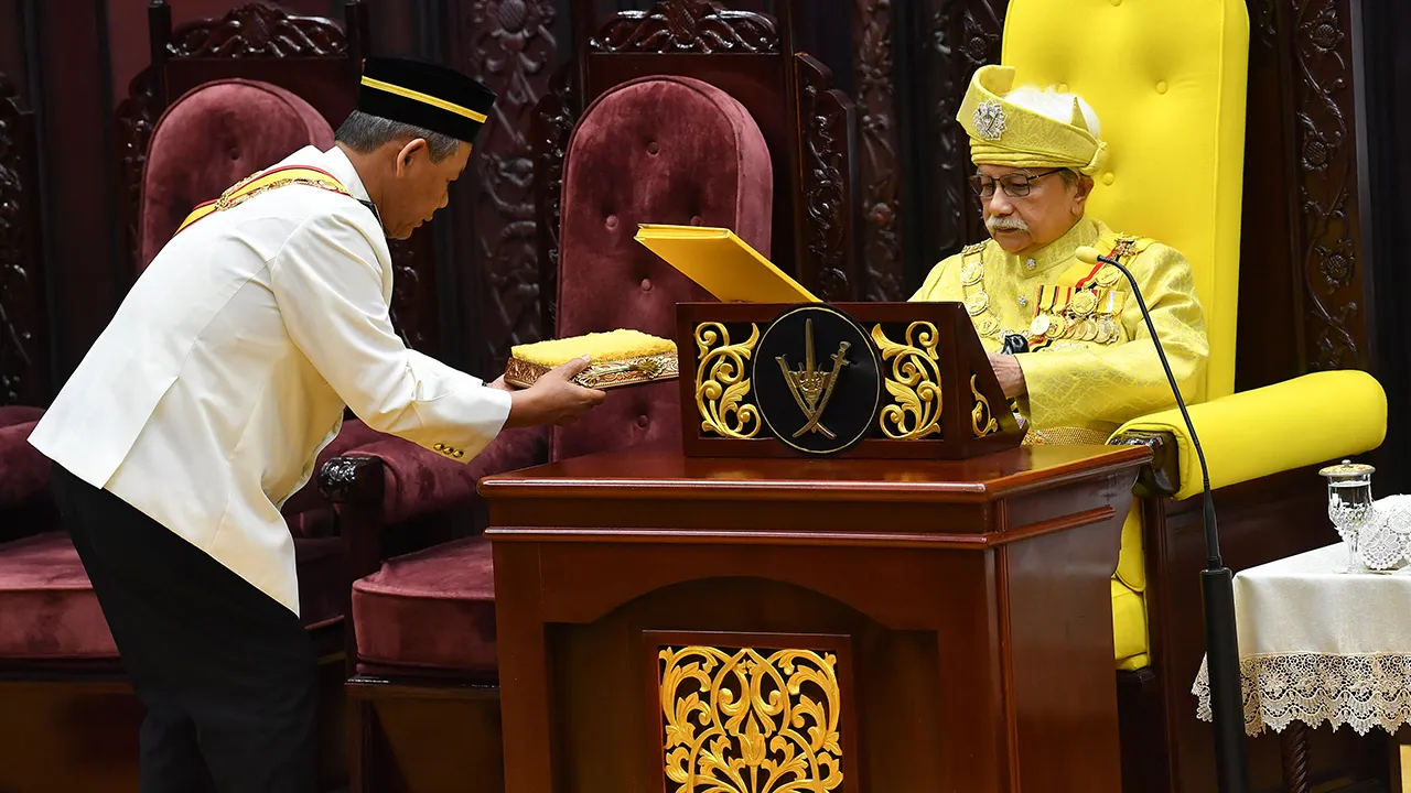 SEREMBAN, 23 April -- Yang Dipertuan Besar Negeri Sembilan Tuanku Muhriz Tuanku Munawir berkenan menerima teks titah ucapan daripada Menteri Besar Negeri Sembilan Datuk Seri Aminuddin Harun pada Perasmian Persidangan Pertama Penggal Keempat Dewan Undangan Negeri (DUN) Negeri Sembilan Ke-15, hari ini.  --fotoBERNAMA (2026) HAK CIPTA TERPELIHARA