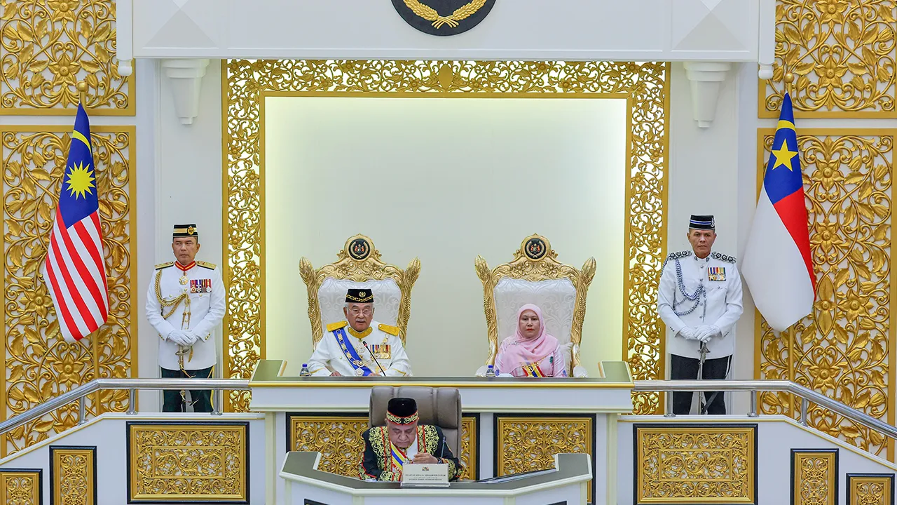 MELAKA, 24 April -- Yang Dipertua Negeri Melaka Tun Mohd Ali Rustam semasa menyampikan ucapan perasmian sempena perasmian pembukaan persidangan pertama penggal kelima Dewan Undangan Negeri Melaka ke-15 di Kompleks Seri Negeri, hari ini.  Turut hadir isteri Yang Dipertua Negeri Melaka Toh Puan Asmah Abdul Rahman.  —fotoBERNAMA (2026) HAK CIPTA TERPELIHARA