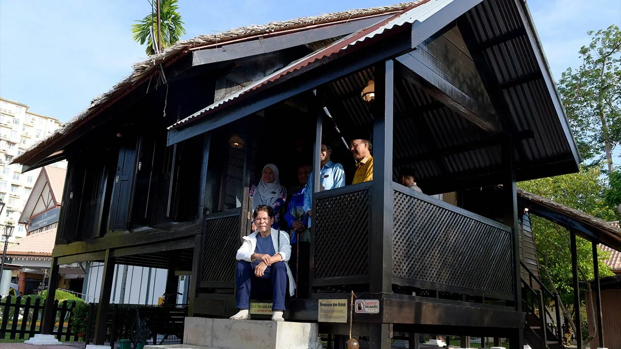 GEORGE TOWN, 11 April -- Yang Dipertua Negeri Tun Ramli Ngah Talib (duduk) bergambar di hadapan Rumah Kelahiran P.Ramlee hari ini.  Tun Ramli menyempurnakan perasmian Program Kayuhan Jejak Seniman Rumah Kelahiran P.Ramlee dengan melakukan kayuhan sejauh 14.1 kilometer dari kediaman rasminya Seri Mutiara di Jalan York ke rumah kelahiran P.Ramlee pagi tadi.