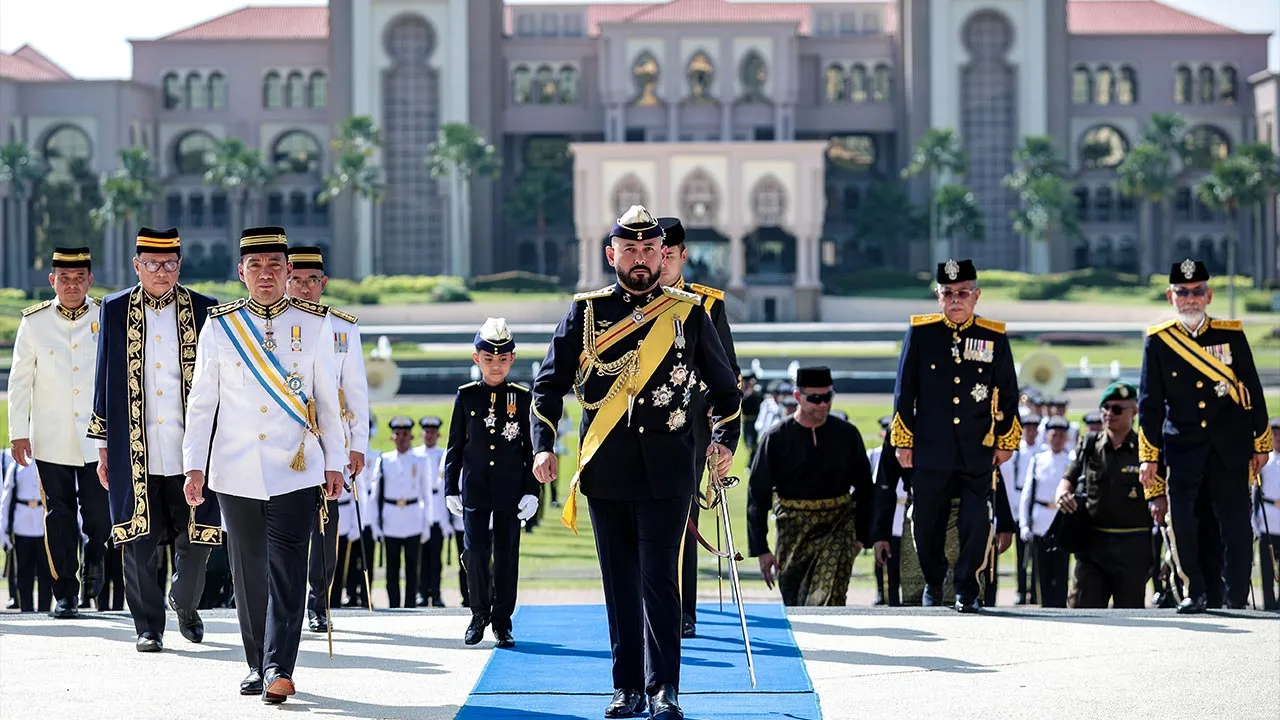 ISKANDAR PUTERI, 30 April -- Pemangku Sultan Johor Tunku Mahkota Ismail berangkat hadir merasmikan Mesyuarat Pertama (Pembukaan Rasmi) Bagi Penggal Persidangan Kelima Dewan Undangan Negeri (DUN) Johor Ke-15 di Bangunan Sultan Ismail hari ini.  Hadir sama Menteri Besar Johor Datuk Onn Hafiz Ghazi (tiga, kiri) dan Speaker Dewan Negeri Johor Datuk Dr Mohd Puad Zarkashi (dua, kiri).  --fotoBERNAMA (2026) HAK CIPTA TERPELIHARA
