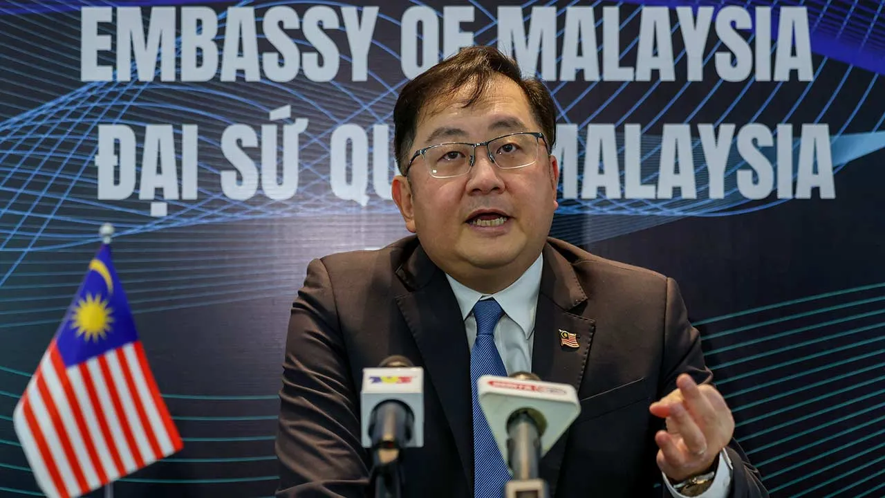 HANOI, 24 Feb -- Duta Besar Malaysia ke Vietnam Datuk Tan Yang Thai bercakap kepada media Malaysia menjelang lawatan kerja Perdana Menteri Datuk Seri Anwar Ibrahim ke Vietnam hari ini.  Lawatan kerja Perdana Menteri adalah atas jemputan dari TYT Pham Minh Chinh, Perdana Menteri Vietnam, untuk menyampaikan ucaptama di Forum Masa Depan ASEAN kali ke-2.  -- fotoBERNAMA (2025) HAK CIPTA TERPELIHARA