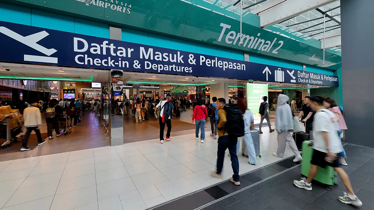 SEPANG, 18 Mac -- Keterujaan jelas terpancar tatkala melihat orang ramai mula pulang ke kampung halaman sempena Aidilfitri ketika tinjauan di Lapangan Terbang Antarabangsa Kuala Lumpur (KLIA) Terminal 2 hari ini.   --fotoBERNAMA (2026) HAK CIPTA TERPELIHARA