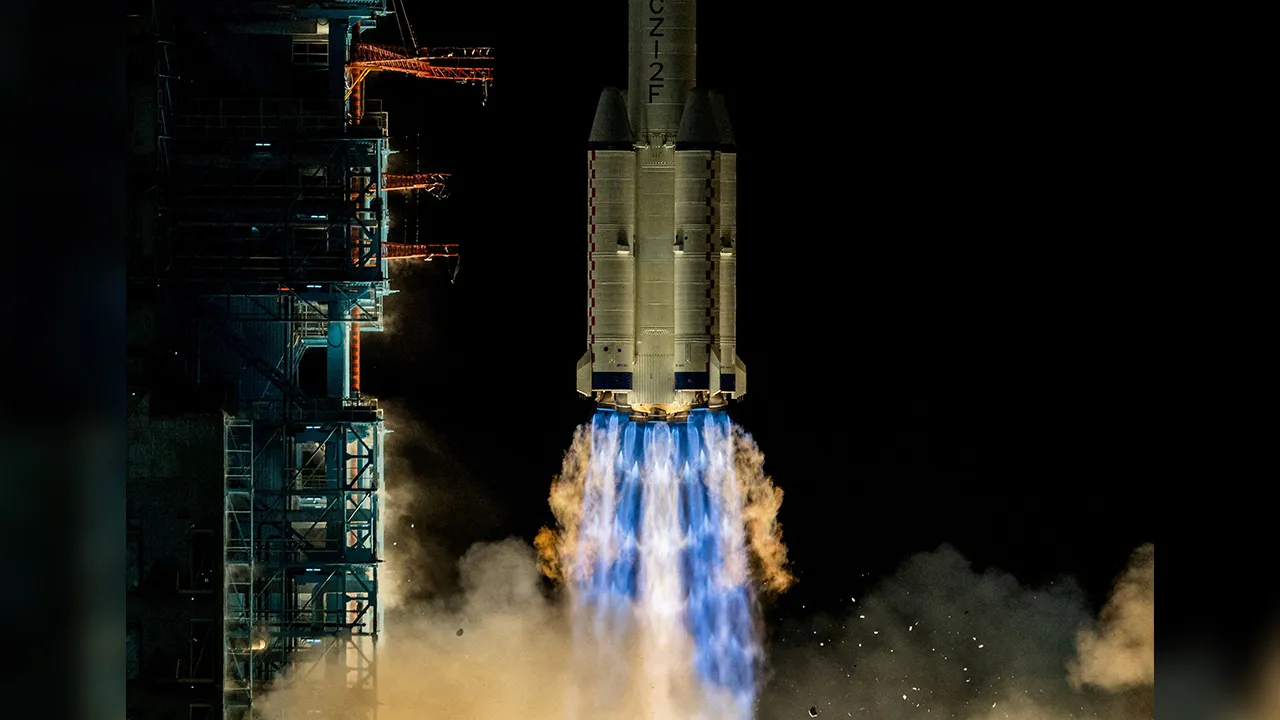 A Long March 2F rocket carrying the Shenzhou-21 spacecraft with astronauts Zhang Hongzhang, Zhang Lu, and Wu Fei blasts off to China's Tiangong space station from the launchpad at the Jiuquan Satellite Launch Center, near Jiuquan, Gansu province, China October 31, 2025. REUTERS/Maxim Shemetov