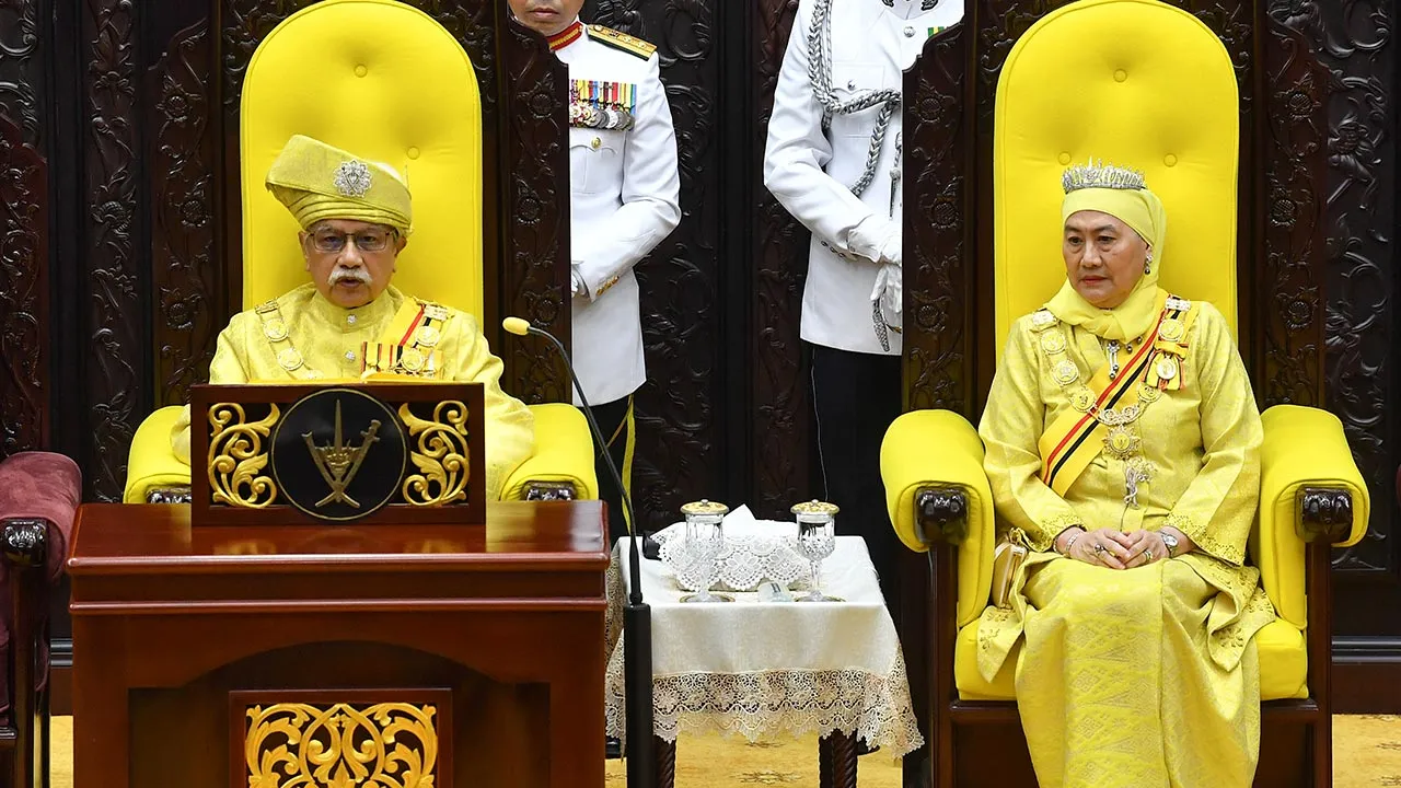 SEREMBAN, 23 April -- Yang Dipertuan Besar Negeri Sembilan Tuanku Muhriz Tuanku Munawir berkenan bertitah pada Perasmian Persidangan Pertama Penggal Keempat Dewan Undangan Negeri (DUN) Negeri Sembilan Ke-15 hari ini.  Turut berangkat Tunku Ampuan Besar Negeri Sembilan Tuanku Aishah Rohani Tengku Besar Mahmud.  --fotoBERNAMA (2026) HAK CIPTA TERPELIHARA