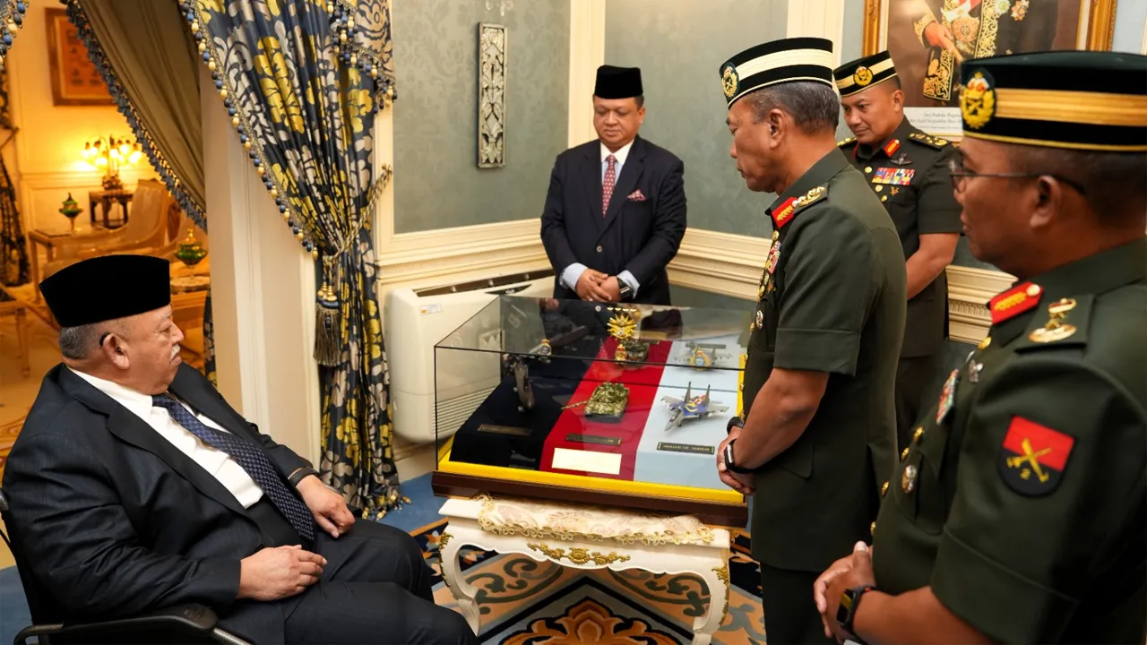 Tuanku Syed Sirajuddin (kanan) menerima menghadap Panglima ATM, Malek Razak Sulaiman di Istana Arau, pada Isnin. Turut berangkat, Tuanku Syed Faizuddin. - Foto Istana Arau