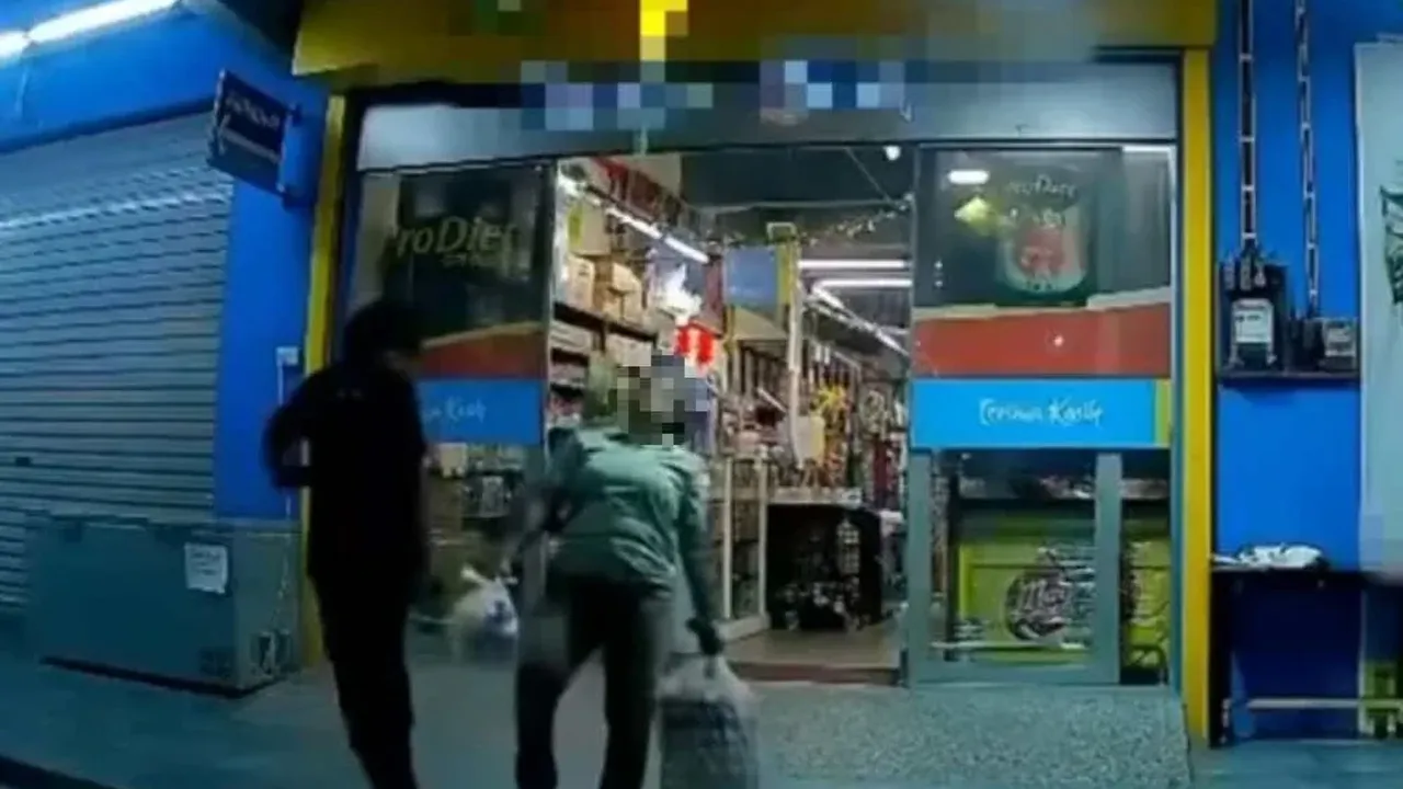 Rakaman tular memaparkan seorang lelaki menumbuk wanita yang baru keluar dari pasar raya di Mersing._Sinar Harian