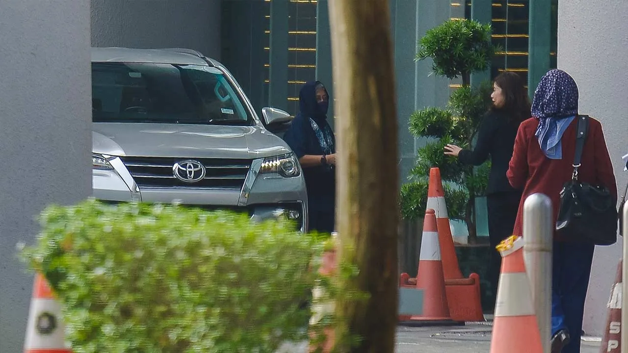 PUTRAJAYA, 6 April -- Anak bekas Menteri Kewangan Allahyarham Tun Daim Zainuddin, Asnida tiba di Ibu Pejabat Suruhanjaya Pencegahan Rasuah Malaysia (SPRM) di sini bagi memberi keterangan berhubung siasatan SPRM.  Asnida yang ditemani peguam tiba pada 9.50 pagi susulan notis dikeluarkan untuk hadir ke pejabat SPRM baru-baru ini.  Bagaimanapun, tiga lagi anak Allahyarham iaitu Md Wira Dani, Muhammed Amir Zainuddin dan Muhammed Amin Zainuddin difahamkan masih belum tiba di Ibu Pejabat SPRM.  Pada 28 Feb, SPRM 