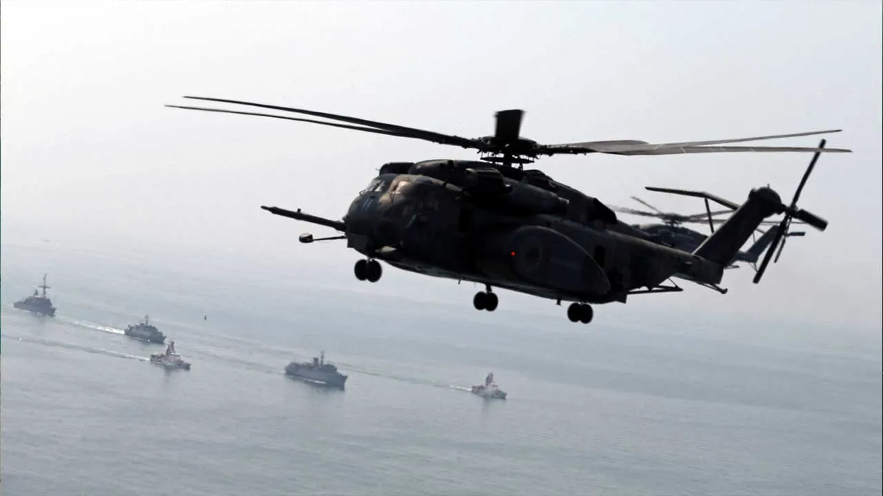 FILE PHOTO: A U.S. Navy MH-53E Sea Dragon helicopter flies over U.S. and U.K. Navy ships during a U.S. and U.K. Mine Countermeasures Exercise (MCMEX) taking place at the Arabian Sea, September 10, 2018. REUTERS/Hamad I Mohammed/File Photo