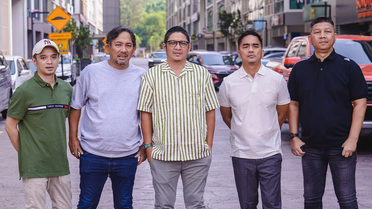 PUTRAJAYA, 24 April -- Vokalis kumpulan Ungu, Pasha atau nama sebenarnya Sigit Purnomo Syamsuddin Said, 46 (tiga kanan), bergambar pada sidang media mengenai Konsert Ungu 3 Dasawarsa: Special Night in Kuala Lumpur di Canezion IOI Resort, baru-baru ini.  Selepas tiga dekad mewarnai industri muzik serantau, kumpulan popular Indonesia, Ungu, bakal meraikan perjalanan seni mereka menerusi “Konsert Ungu 3 Dasawarsa: Special Night in Kuala Lumpur” yang dijadualkan berlangsung di Idea Live Arena, Petaling Jaya, pa