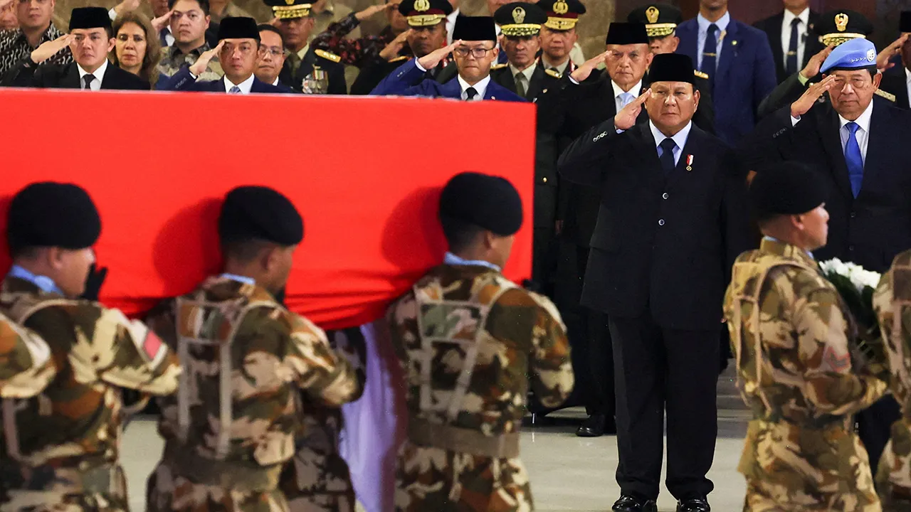 Indonesian President Prabowo Subianto and former President Susilo Bambang Yudhoyono salute during a military honour ceremony for three United Nations Interim Force in Lebanon (UNIFIL) peacekeepers killed in Lebanon, at Soekarno-Hatta International Airport in Tangerang, on the outskirts of Jakarta, Indonesia, April 4, 2026. REUTERS/Ajeng Dinar Ulfiana TPX IMAGES OF THE DAY