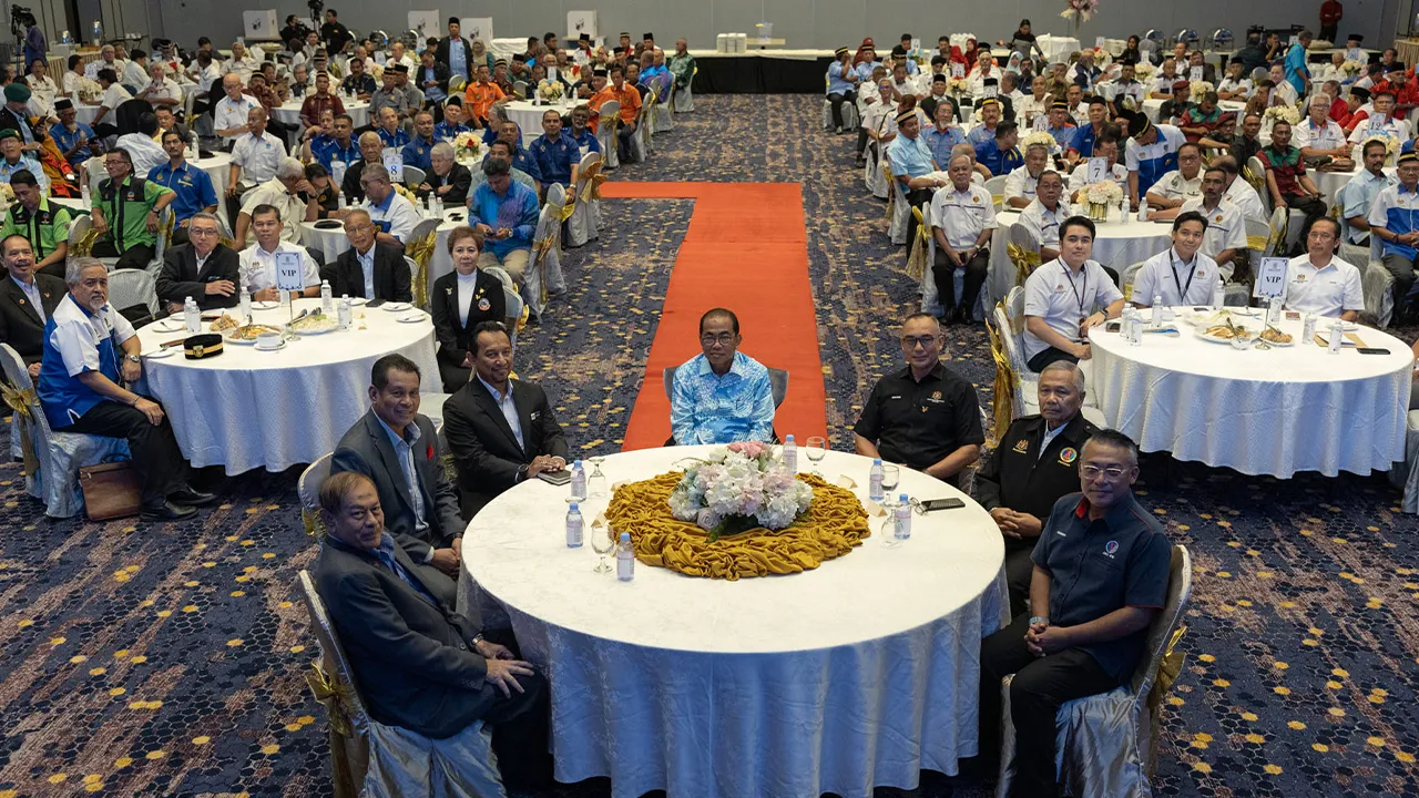Bangi , 27 April 2026. Menteri Pertahanan , Datuk Seri Khaled Nordin bergambar bersama veteran pada Konvensyen Pertama Majlis Tertinggi Gabungan Persatuan Persatuan Veteran ATM di Pusat Konvensyen Bangi Avenue. Astro AWANI / SHAHIR OMAR