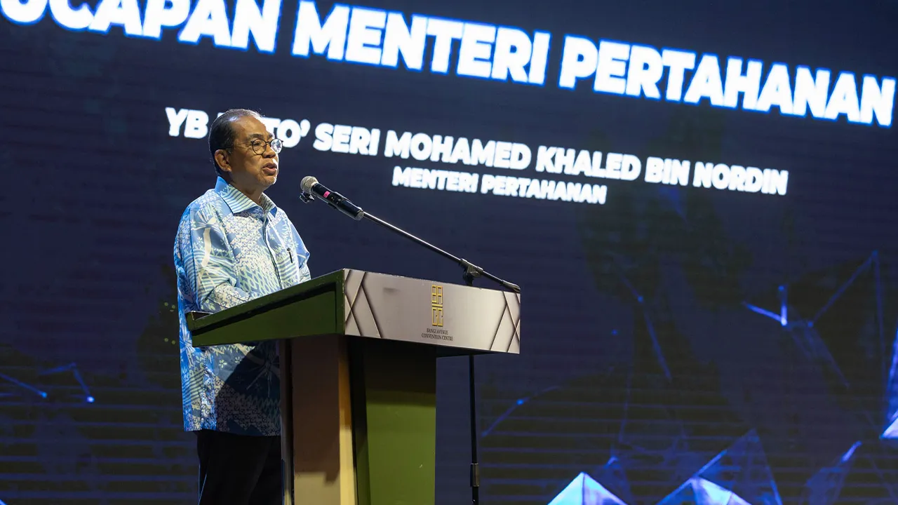 Bangi , 27 April 2026. Menteri Pertahanan , Datuk Seri Khaled Nordin menyampaikan ucapan pada Konvensyen Pertama Majlis Tertinggi Gabungan Persatuan Persatuan Veteran ATM di Pusat Konvensyen Bangi Avenue. Astro AWANI / SHAHIR OMAR