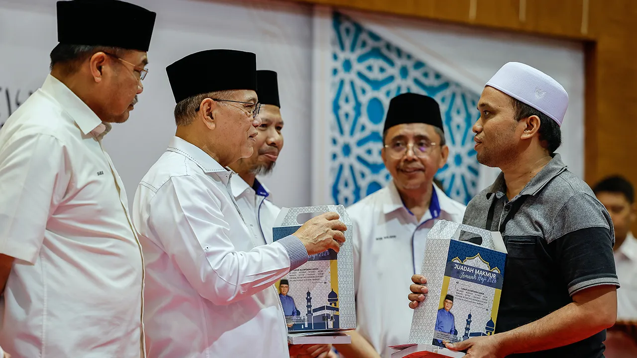 SHAH ALAM, 23 April -- Menteri Besar Pahang Datuk Seri Wan Rosdy Wan Ismail menyampaikan sumbangan kepada bakal jemaah haji pada Majlis Penyampaian Inisiatif Makmur Pahang Program Barakah Haji Pahang (Perantau) Tahun 1447 H/2026 M di Dewan Jubli Perak, Bangunan Sultan Salahuddin Abdul Aziz Shah hari ini.  -- fotoBERNAMA (2026) HAK CIPTA TERPELIHARA