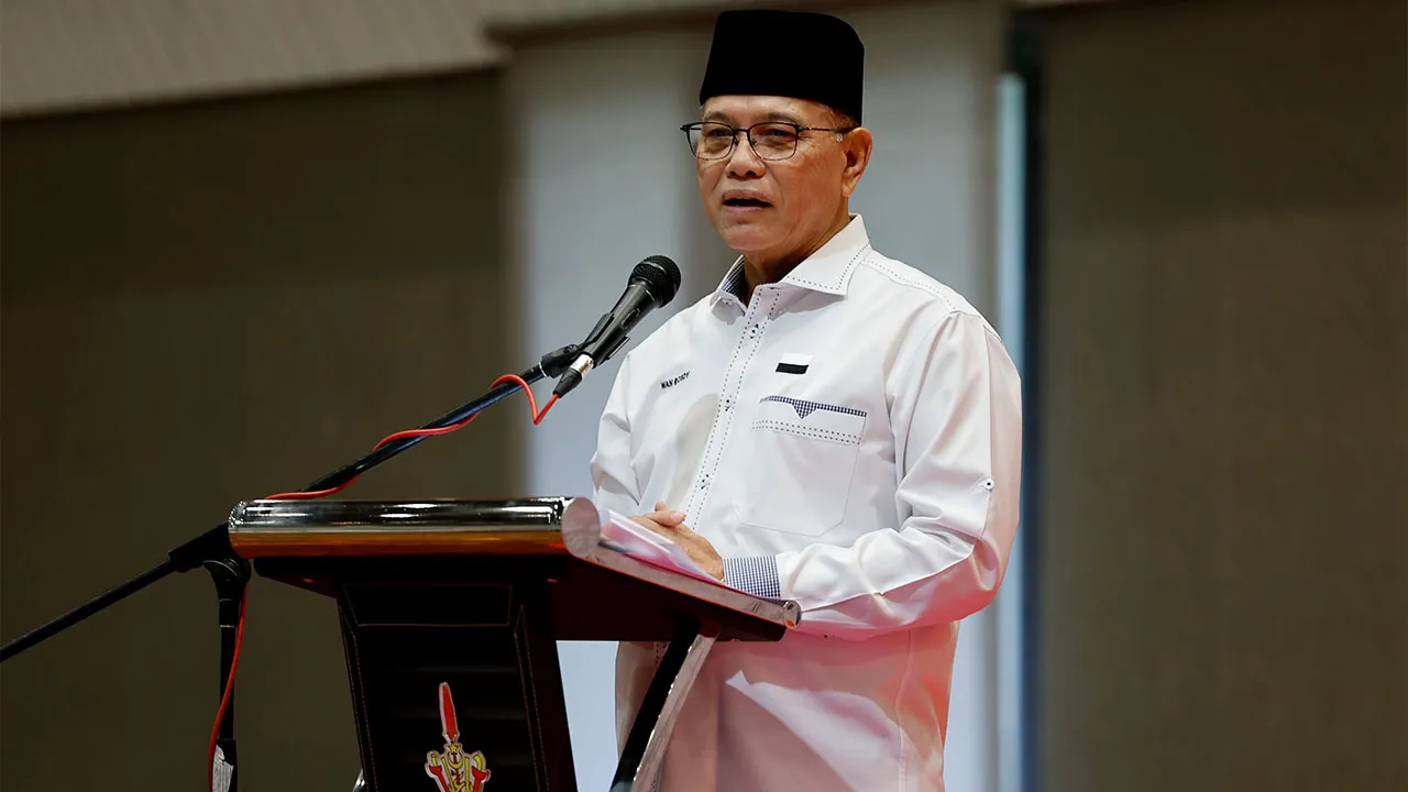 SHAH ALAM, 23 April -- Menteri Besar Pahang Datuk Seri Wan Rosdy Wan Ismail menyampaikan ucapan pada Majlis Penyampaian Inisiatif Makmur Pahang Program Barakah Haji Pahang (Perantau) Tahun 1447 H/2026 M di Dewan Jubli Perak, Bangunan Sultan Salahuddin Abdul Aziz Shah hari ini._BERNAMA
