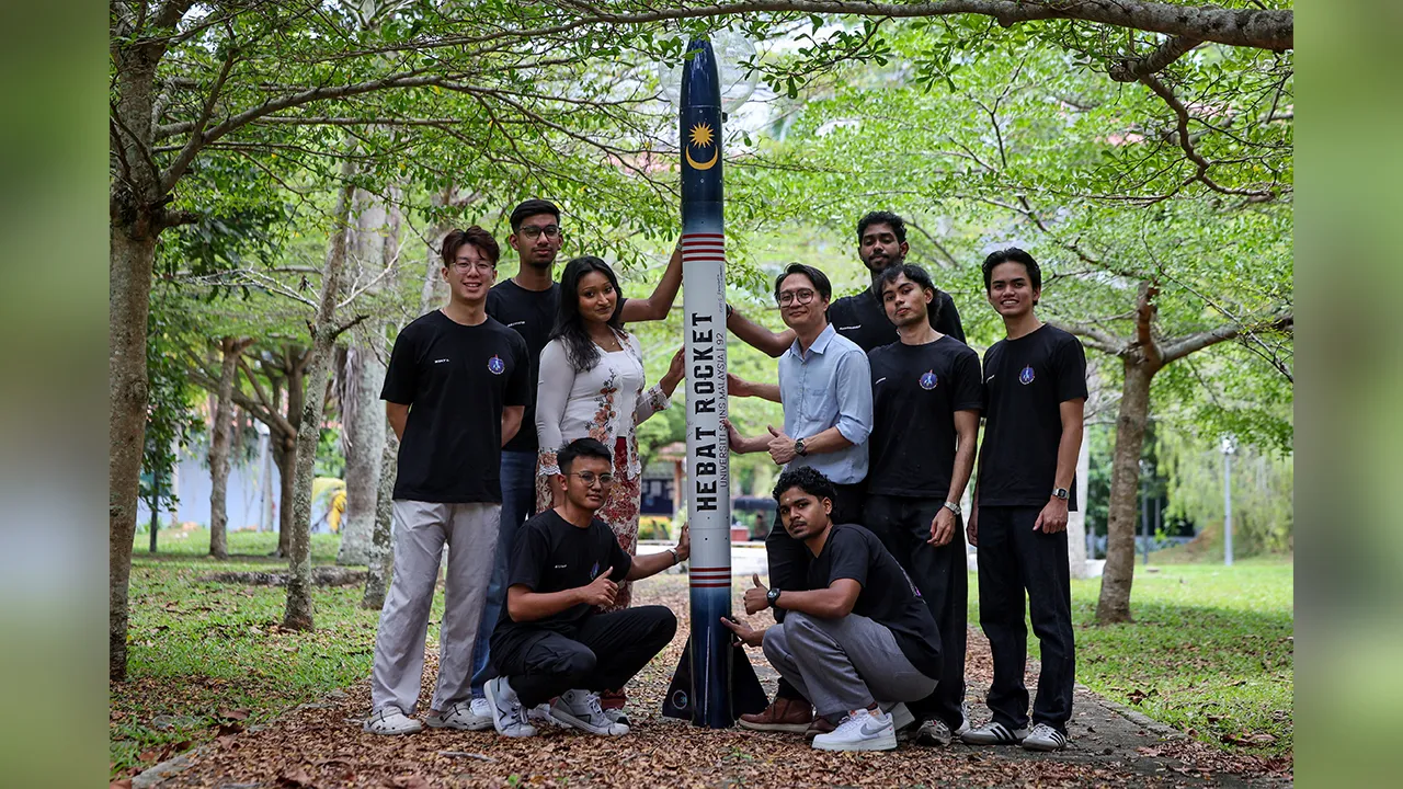 IBONG TEBAL, 11 April -- Seramai 10 pelajar Universiti Sains Malaysia (USM) bersedia membawa inovasi Malaysia ke tahap lebih tinggi apabila bakal menyertai International Rocket Engineering Competition 2026 (IREC 2026) di Midland, Texas, Amerika Syarikat dari 15 hingga 20 Jun ini.  Dikenali sebagai WAU Rocketry USM, pasukan itu akan mewakili Malaysia bersama satu lagi pasukan dari Universiti Teknologi Malaysia (UTM) dalam salah satu pertandingan roket antara universiti terbesar dunia yang menghimpunkan pelaj