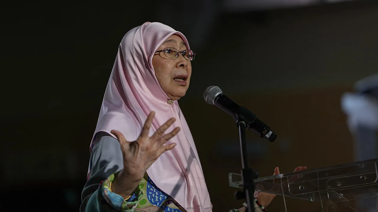 KUALA LUMPUR, 19 April -- Isteri Perdana Menteri yang juga Ahli Parlimen Bandar Tun Razak Datuk Seri Dr Wan Azizah Wan Ismail menyampaikan ucapan ketika merasmikan Majlis Raya Persatuan Karyawan Malaysia Bersama Komuniti Sejahtera di Kompleks Sukan Desa Tasik Bandar, Tasik Selatan hari ini. -- fotoBERNAMA (2026) HAK CIPTA TERPELIHARA