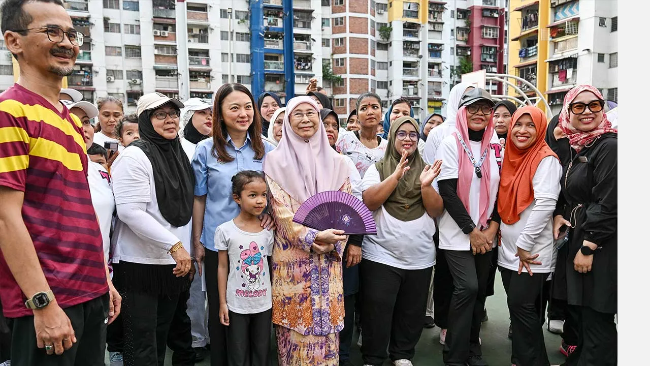 KUALA LUMPUR, 11 April -- Isteri Perdana Menteri Datuk Seri Dr Wan Azizah Wan Ismail (tengah) yang juga Ahli Parlimen Bandar Tun Razak dan Menteri di Jabatan Perdana Menteri (Wilayah Persekutuan) Hannah Yeoh (tiga, kiri) bergambar bersama penduduk pada Program Senaman Aerobik Komuniti Percuma Untuk Semua PPR di Flat Sri Sabah hari ini.  --fotoBERNAMA (2026) HAK CIPTA TERPELIHARA