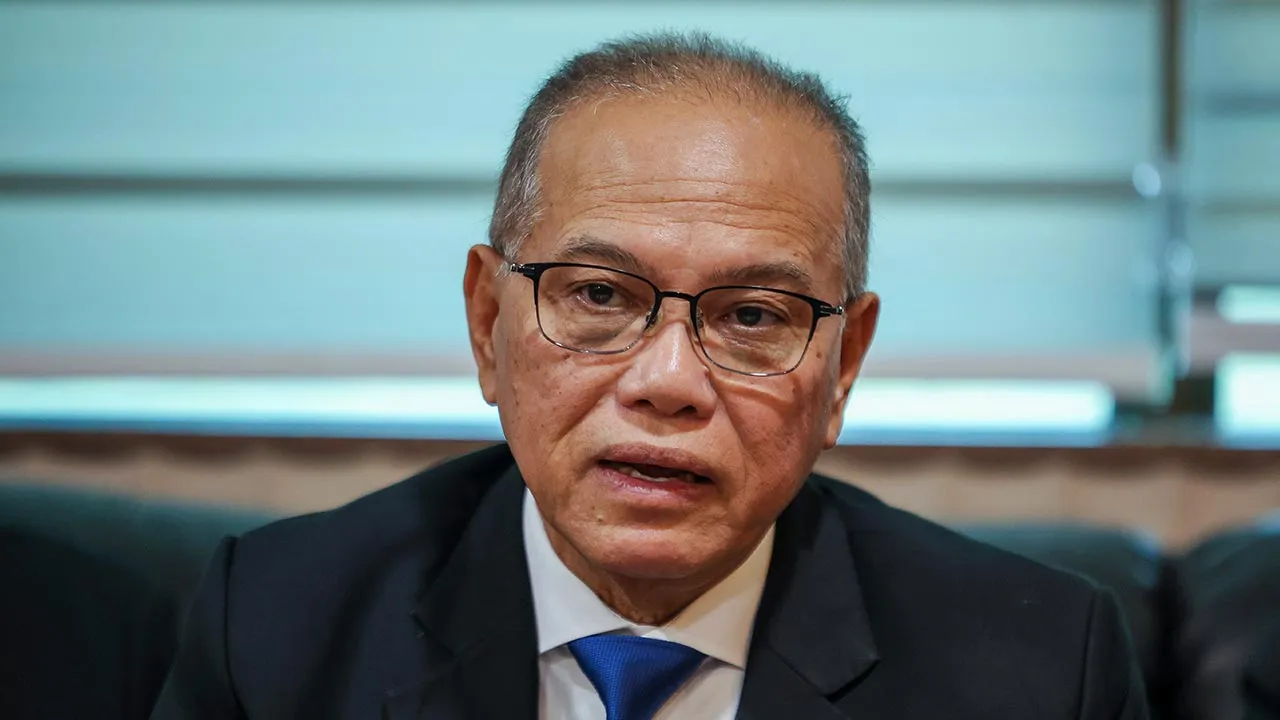 JERANTUT, 11 Mac -- Menteri Besar Pahang, Datuk Seri Wan Rosdy Wan Ismail bercakap pada sidang media pengumuman dividen Koperasi Serbausaha Makmur Berhad (KOSMA) 2026 di sini hari ini.  Wan Rosdy berkata KOSMA akan membayar dividen unit ladang berjumlah RM30.62 juta kepada 1,494 anggota, selain pendahuluan dividen sebanyak satu unit ladang bernilai RM6,000 kepada semua anggota dengan jumlah keseluruhan RM8.964 juta.  fotoBERNAMA (2026) HAK CIPTA TERPELIHARA