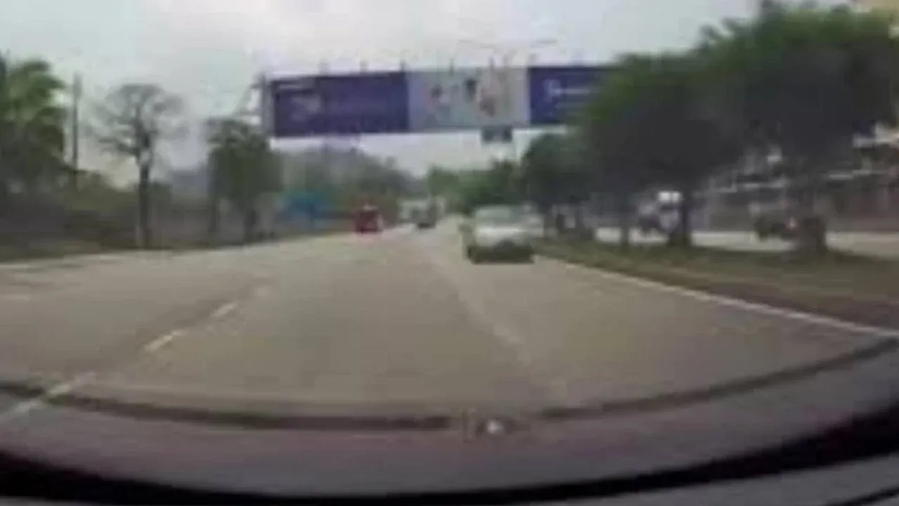 Satu video tular memaparkan sebuah kereta dipandu secara berbahaya melawan arus di Jalan Persiaran Utama Seremban 2 pada Sabtu lepas. -- SINAR HARIAN