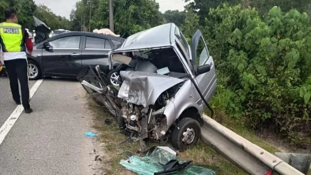 Keadaan kereta yang terlibat dalam kemalangan di Kilometer 134, Jalan Kuantan–Kuala Lumpur pada Ahad. - FOTO: Polis Temerloh.