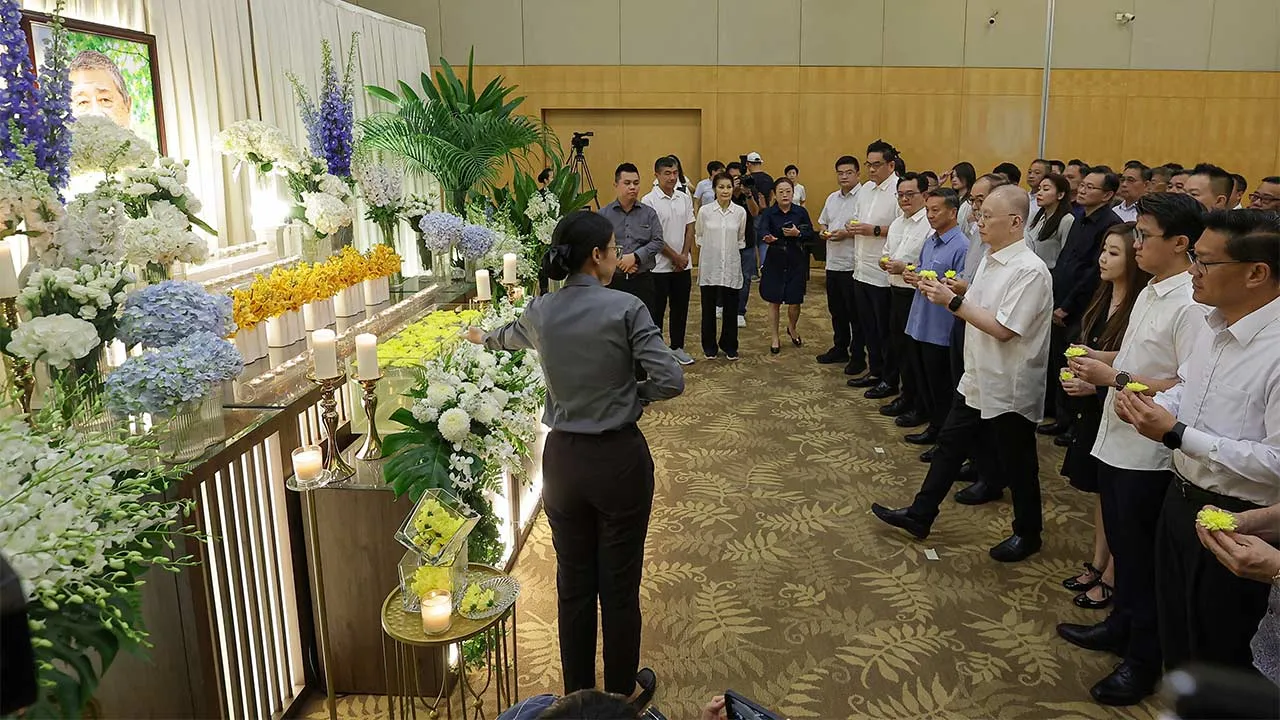 KUALA LUMPUR, 6 April -- Presiden MCA Datuk Seri Wee Ka Siong bersama kepimpinan tertinggi MCA ketika hadir Upacara Penghormatan Terakhir bagi bekas Menteri Pengangkutan yang juga Presiden Kehormat Seluruh Hidup MCA Tun Dr Ling Liong Sik di Pusat Xiao En hari ini.  Dr Ling meninggal dunia pada Sabtu lepas pada usia 82 tahun, meninggalkan isteri Toh Puan Ong Ee Nah serta dua cahaya mata lelaki, Ling Hee Leong dan Ling Hee Keat.  -- fotoBERNAMA (2026) HAK CIPTA TERPELIHARA