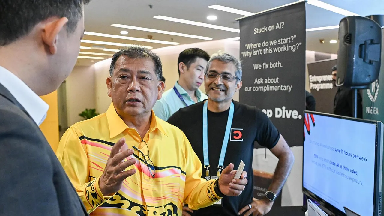 KUALA LUMPUR, April 23 -- Deputy Digital Minister Datuk Wilson Ugak Kumbong visits exhibition booths at the Corporate Innovation Global Summit 2026 (CIGS 2026) at Etiqa Twins, here today.  -- fotoBERNAMA (2026) COPYRIGHT RESERVED