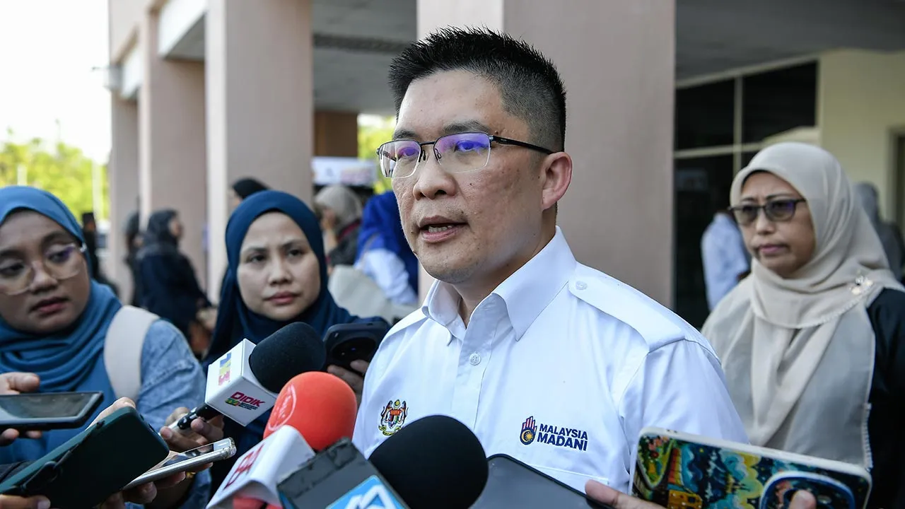 ALOR SETAR,5 April -- Timbalan Menteri Pendidikan Wong Kah Woh ketika sidang media mengenai insiden dua pelajar Institut Pendidikan Guru (IPG) Kampus Perlis yang ditemukan lemas semasa melakukan aktiviti berkayak, di Hospital Sultanah Bahiyah hari ini.  Dalam kejadian kira-kira 5 petang semalam, dua pelajar IPG tersebut ditemukan meninggal dunia akibat lemas ketika melakukan aktiviti itu di Pantai Merdeka.  -- fotoBERNAMA (2026) HAK CIPTA TERPELIHARA