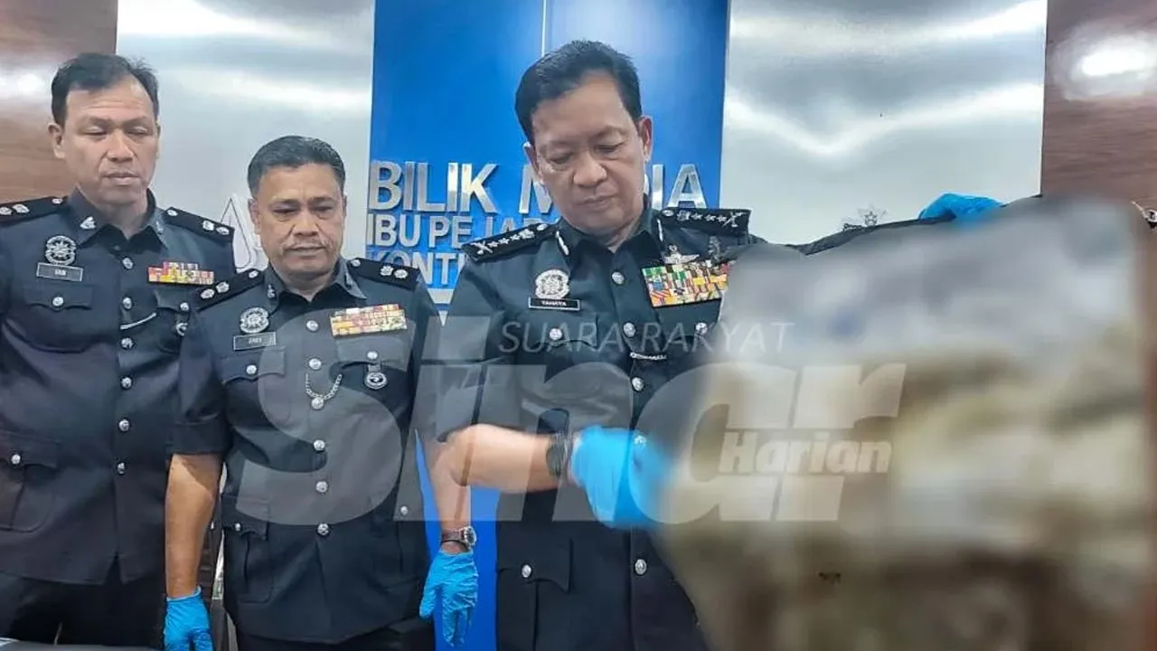 Yahaya (kanan) memaklumkan beg yang dijumpai terdampar di pesisir Pantai Tanjung Gosong, Tanjung Selangor, Pekan pada Isnin. - Foto Sinar Harian.