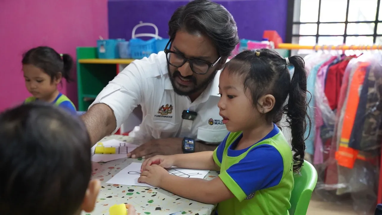 Saya berkesempatan mengadakan lawatan kerja ke Taska Perpaduan Taman Universiti, Skudai, Johor. Lawatan ini amat bermakna kerana saya dapat melihat sendiri bagaimana institusi pendidikan awal seperti Taska dan Tabika Perpaduan memainkan peranan penting dalam membentuk generasi masa depan negara._FB Yuneswaran Ramaraj﻿