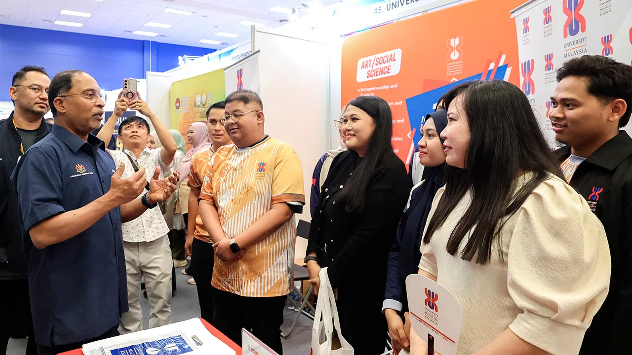 KOTA KINABALU, 19 April -- Menteri PendidikanTinggi, Datuk Seri Dr Zambry Abdul Kadir ketika melakukan tinjauan mesra Program Jom Masuk Universiti di Kompleks Dewan Kuliah Pusat kedua, Universiti Malaysia Sabah (UMS) hari ini._BERNAMA