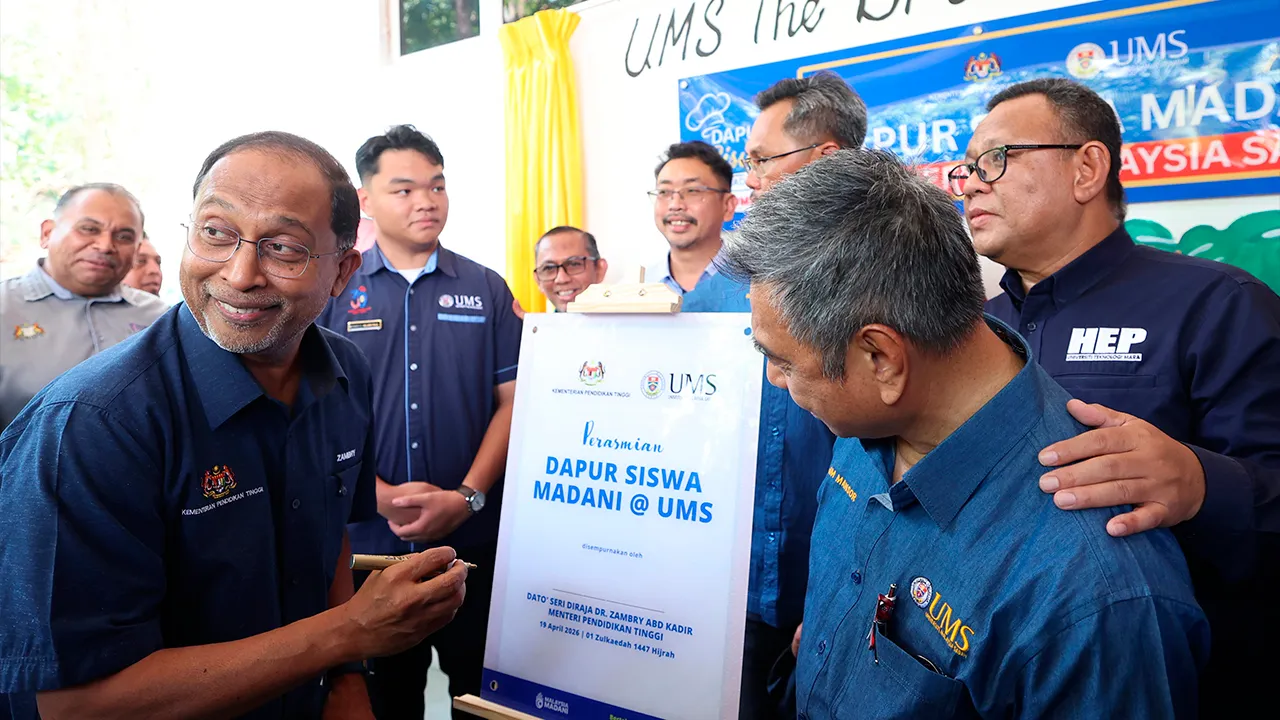 KOTA KINABALU, 19 April -- Menteri PendidikanTinggi, Datuk Seri Dr Zambry Abdul Kadir merasmikan Dapur Siswa di Universiti Malaysia Sabah hari ini._BERNAMA