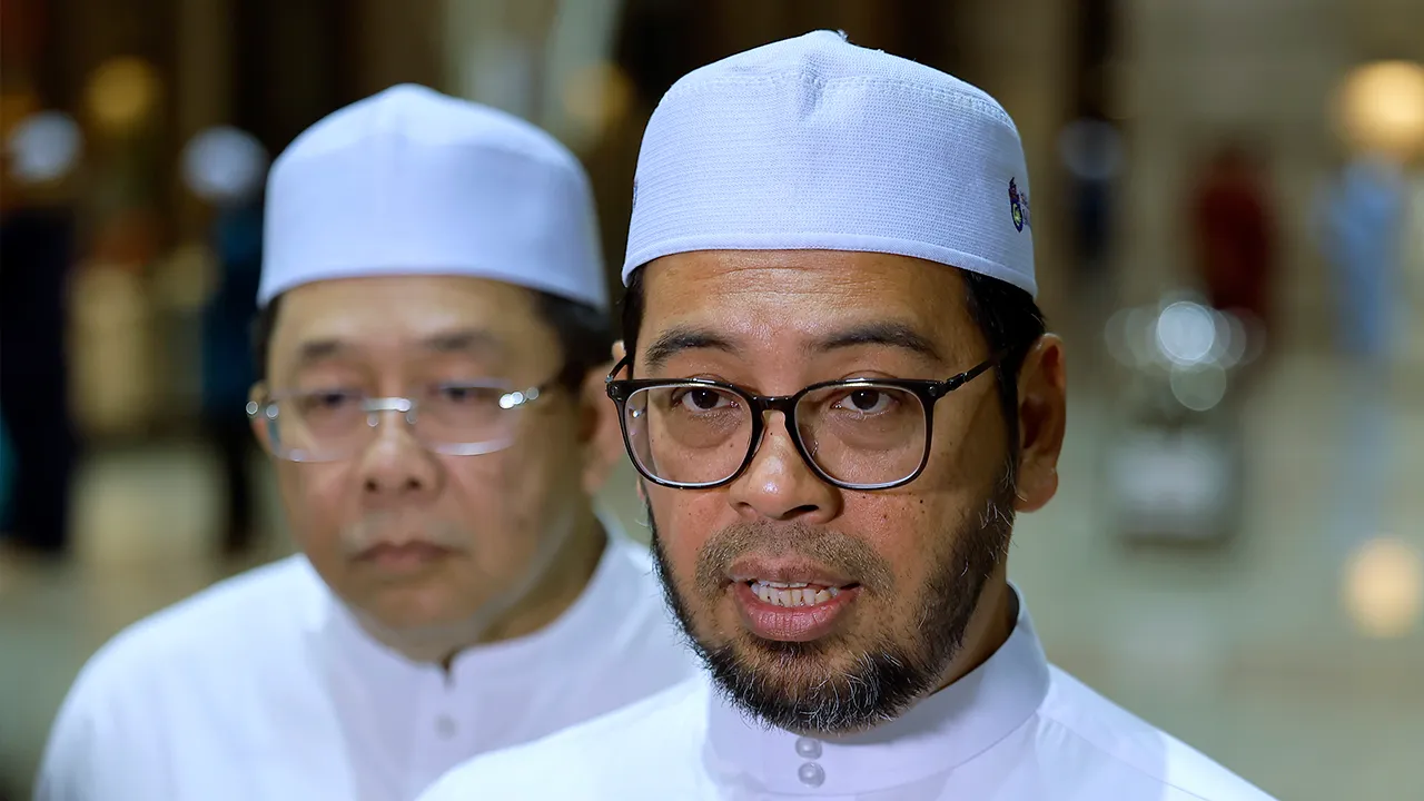 PUTRAJAYA, 9 April -- Menteri di Jabatan Perdana Menteri (Hal Ehwal Agama) Dr Zulkifli Hasan bercakap kepada pemberita semasa hadir menunaikan Solat Maghrib, Solat Hajat serta menyertai bacaan Yasin dan Doa Selamat yang dipimpin oleh Imam Besar Masjid Putra Dr Muhamad Zakuwa Rodzali, sebelum disusuli dengan Solat Isyak dan Forum Perdana Hal Ehwal Islam di Masjid Putra malam ini._BERNAMA