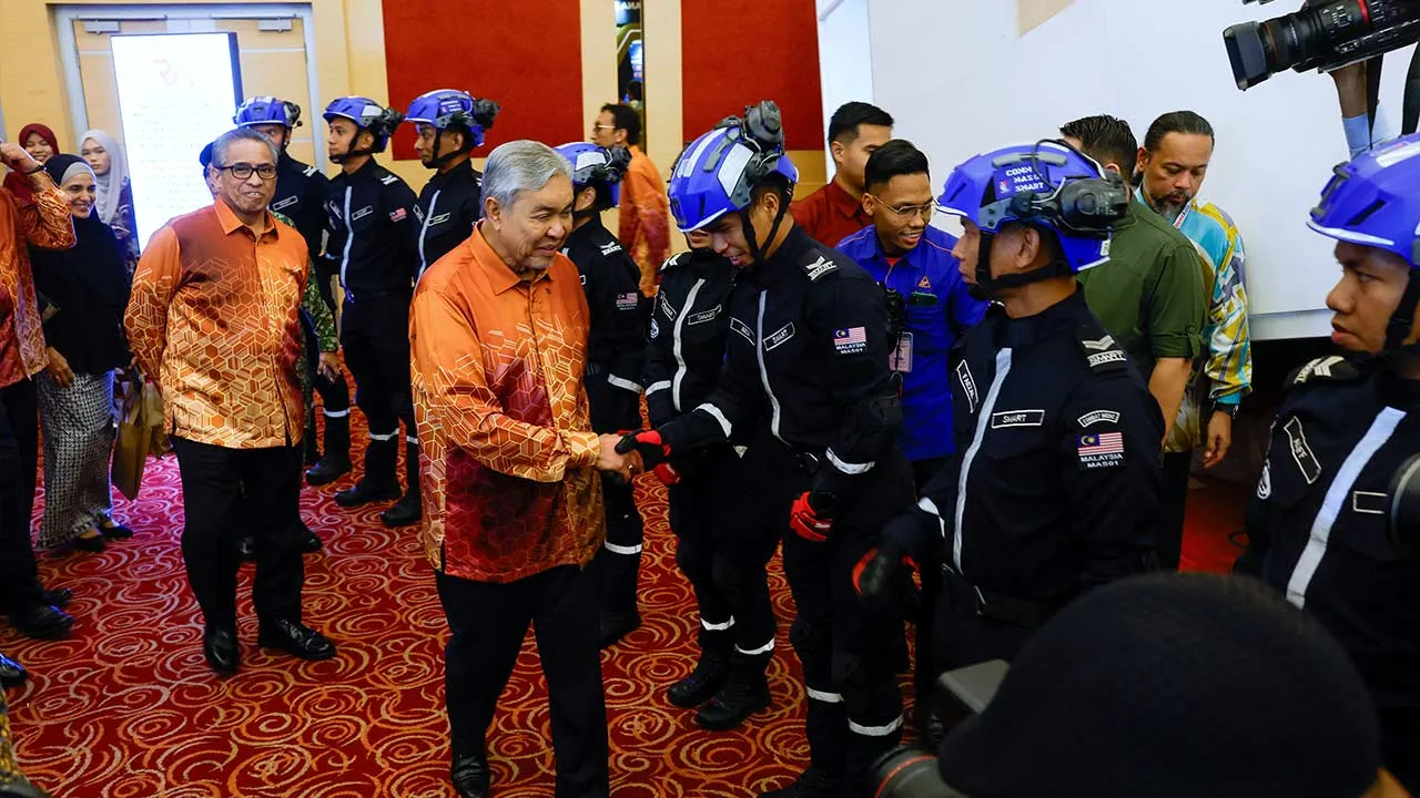 KUALA LUMPUR, 23 April -- Timbalan Perdana Menteri Datuk Seri Dr Ahmad Zahid Hamidi membuat lawatan ke reruai selepas menghadiri Majlis Pelancaran Resilient Asia Exposition and Forum 2026 di Pusat Dagangan Dunia Kuala Lumpur (WTC-KL) malam ini.  Turut hadir Ketua Setiausaha Negara Tan Sri Shamsul Azri Abu Bakar.  Resilient Asia 2026 mendapat penyertaan lebih 100 pempamer daripada agensi kerajaan dan syarikat tempatan serta antarabangsa seperti China, Jerman, Kanada dan Amerika Syarikat.  --fotoBERNAMA (2026