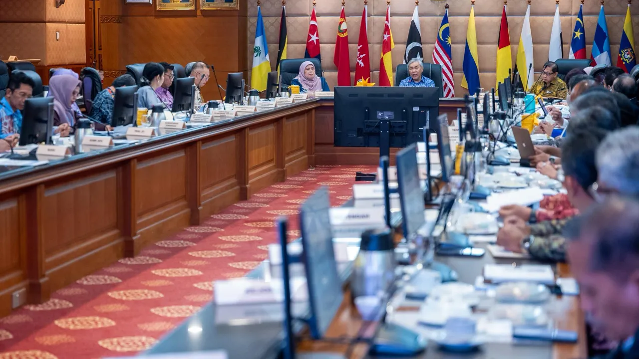 𝐇𝐋𝐂 𝐏𝐚𝐜𝐮 𝐋𝐨𝐧𝐣𝐚𝐤𝐚𝐧 𝐏𝐞𝐦𝐛𝐚𝐧𝐠𝐮𝐧𝐚𝐧 𝐃𝐞𝐬𝐚, 𝐏𝐞𝐫𝐤𝐮𝐤𝐮𝐡 𝐃𝐚𝐲𝐚 𝐓𝐚𝐡𝐚𝐧 𝐋𝐮𝐚𝐫 𝐁𝐚𝐧𝐝𝐚𝐫 Saya telah mempengerusikan Mesyuarat High-Level Committee (HLC) Pembangunan Desa Kali Ke-3 bagi menetapkan hala tuju yang lebih jelas untuk mempercepat transformasi desa, selaras dengan aspirasi Rancangan Malaysia Ke-13 (RMK13).FB Zahid Hamidi