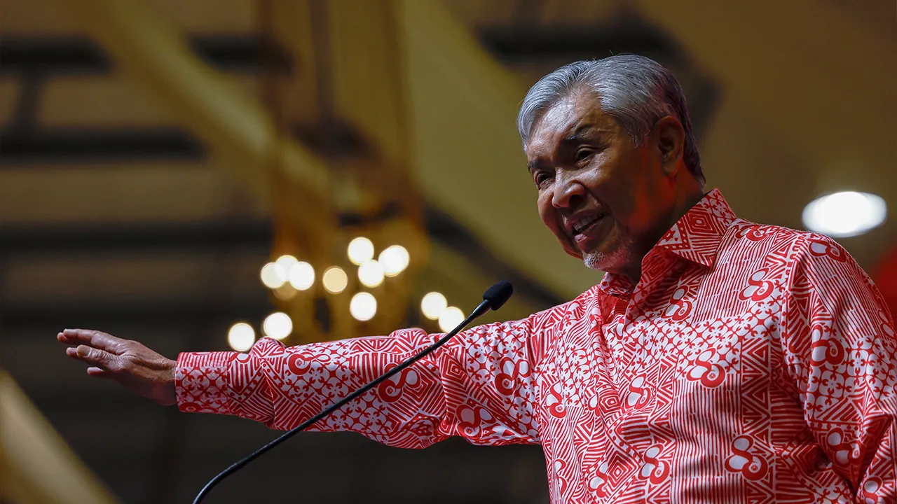 MELAKA, 17 April -- Presiden UMNO Datuk Seri Dr Ahmad Zahid Hamidi semasa menyampaikan ucapan pada Majlis perasmian Serentak Persidangan Cawangan-Cawangan UMNO Seluruh Negeri Melaka di Pusat Perdagangan Antarabangsa Melaka (MITC) di sini hari ini._BERNAMA