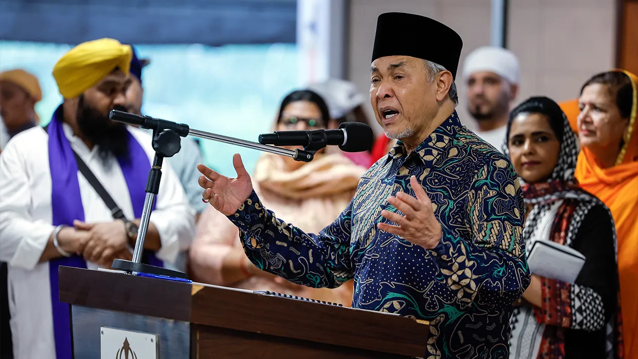 SHAH ALAM, 18 April -- Timbalan Perdana Menteri Datuk Seri Dr Ahmad Zahid Hamidi menyampaikan ucapan pada Sambutan Hari Vaisakhi di Gurdwara Sahib Guru Nanak Shah Alam hari ini._BERNAMA