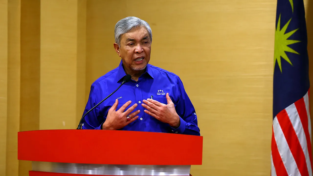 KUALA LUMPUR, 22 April -- Timbalan Perdana Menteri Datuk Seri Dr Ahmad Zahid Hamidi memberi ucaptama pada Better Nation Forum Siri 10: 'Kesan Konflik US-Iran ke atas Malaysia' di Auditoriam Mennara Dato Onn, Pusat Dagangan Dunia Kuala Lumpur (WTC-KL) malam ini._BERNAMA