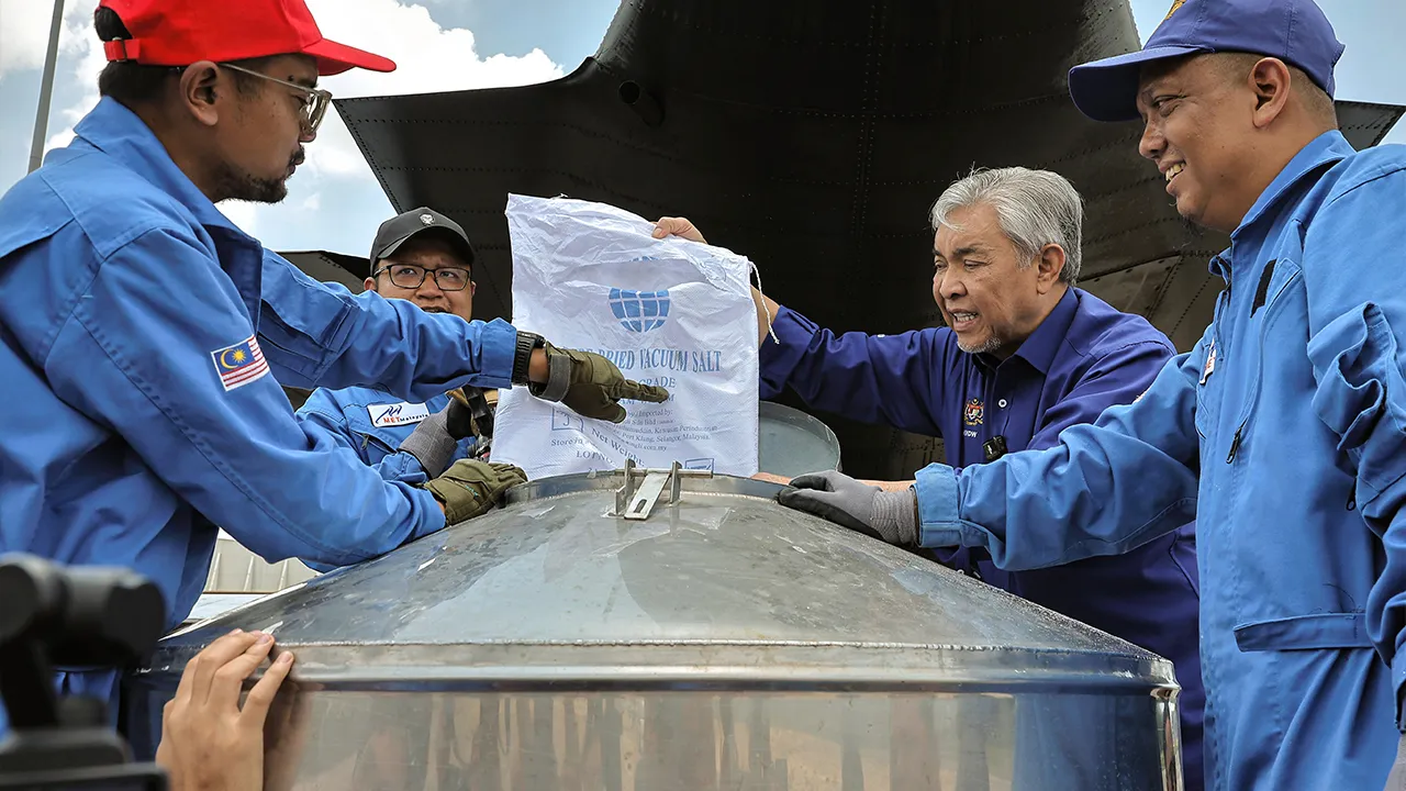 SUBANG, 7 April -- Timbalan Perdana Menteri Ahmad Zahid Hamidi melakukan proses penyediaan larutan garam bagi pelaksanaan Operasi Pembenihan Awan (OPA) di Pangkalan Udara Tentera Udara Diraja Malaysia (TUDM) Subang, hari ini.BERNAMA