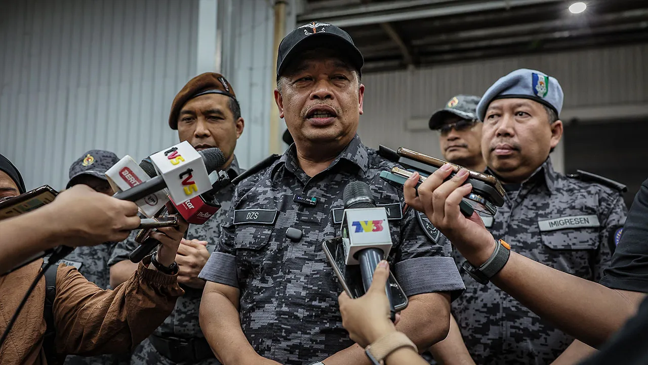KUALA LUMPUR, 8 April -- Ketua Pengarah Jabatan Imigresen Malaysia (JIM) Datuk Zakaria Shaaban bercakap pada sidang media selepas Operasi Bersepadu di sebuah kilang besi Balakong, Cheras hari ini._BERNAMA
