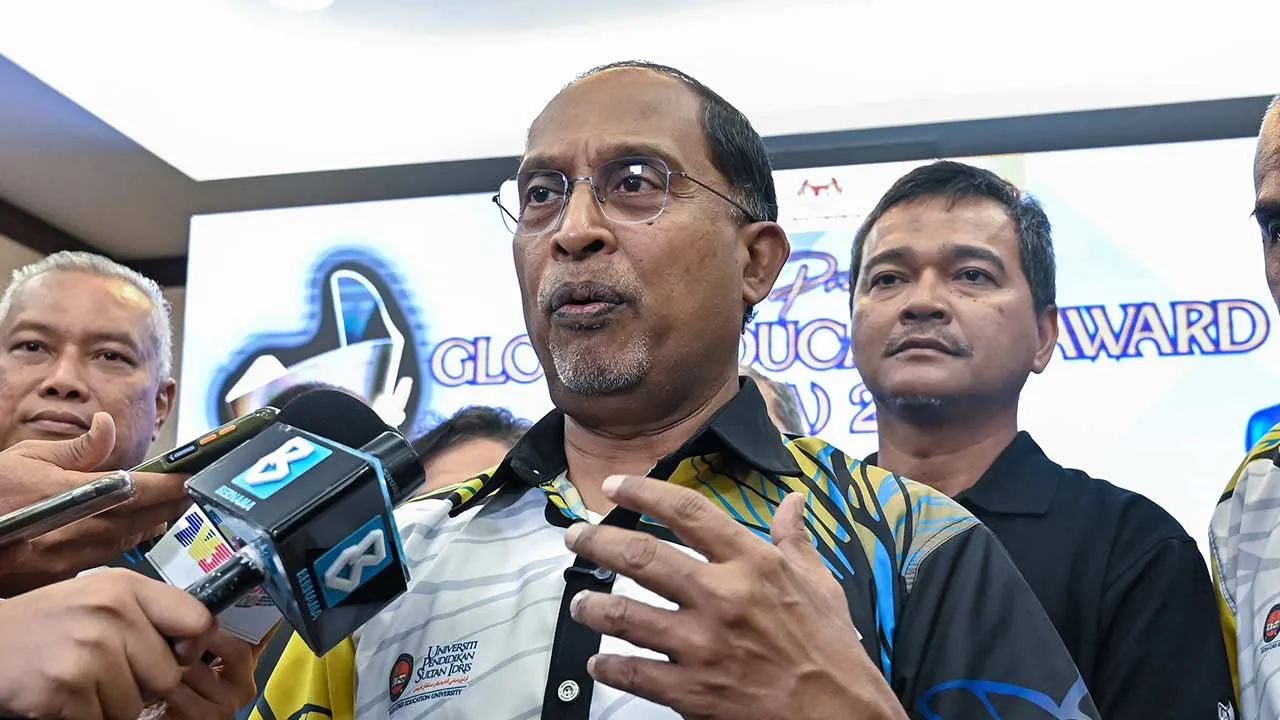 TANJONG MALIM, 26 April -- Menteri Pendidikan Tinggi Datuk Seri Dr Zambry Abd Kadir bercakap kepada media ketika hadir merasmikan Global Educator Award (GEA) 2026 di Dewan Tuanku Canselor Universiti Pendidikan Sultan Idris (UPSI) hari ini.  --fotoBERNAMA (2026) HAK CIPTA TERPELIHARA