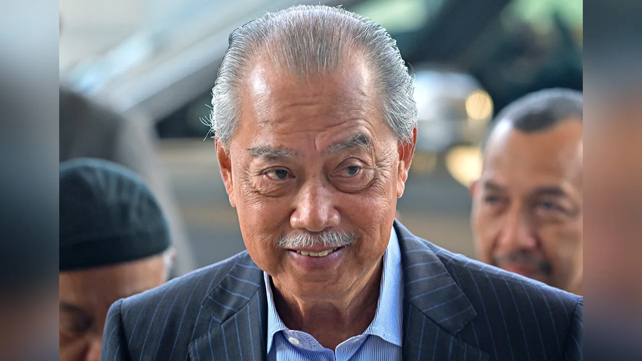 KUALA LUMPUR, 28 April -- Bekas Perdana Menteri Tan Sri Muhyiddin Yassin hadir di Mahkamah Kuala Lumpur hari ini bagi kes pertuduhan menyalahgunakan kedudukan melibatkan suapan berjumlah RM232.5 juta dan menerima wang RM200 juta hasil aktiviti haram.  --fotoBERNAMA 