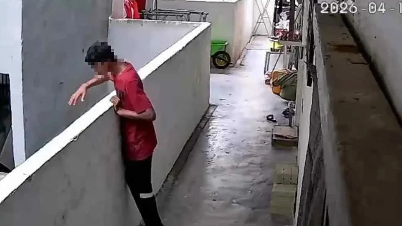 Aksi remaja baling bata dari tingkat atas pengsapuri dirakam kamera litar tertutup (CCTV) dan tular di media sosial._Sinar Harian