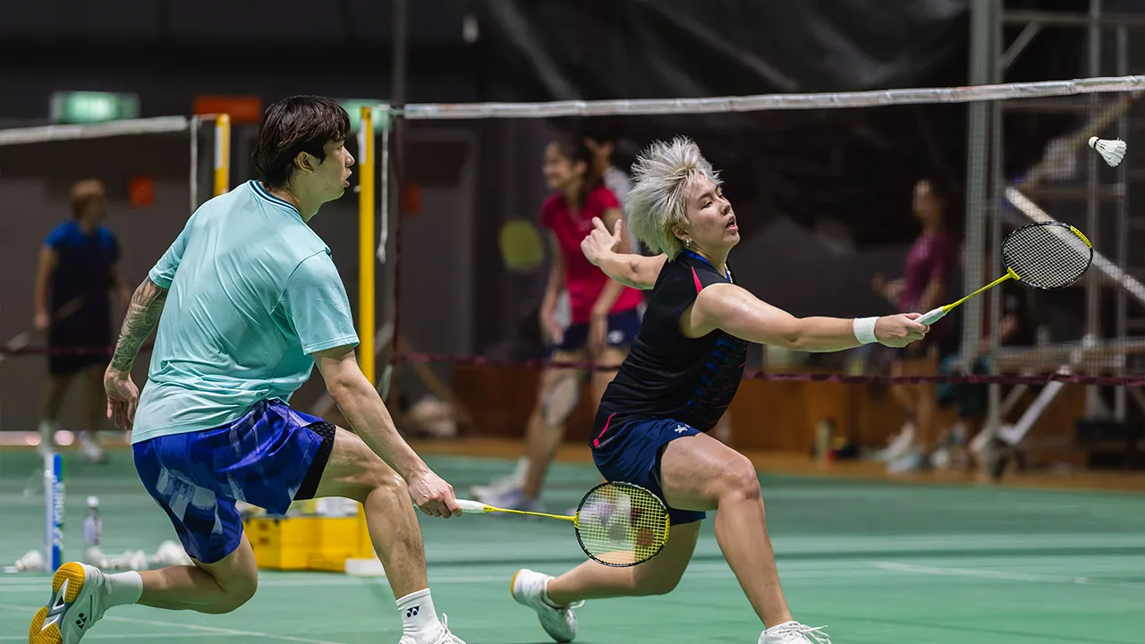 KUALA LUMPUR, 3 April -- Pemain beregu campuran negara, Toh Ee Wei (kanan) dan Chen Tang Jie pada sesi latihan Skuad Badminton Kebangsaan di Akademi Badminton Malaysia Bukit Kiara, hari ini._BERNAMA