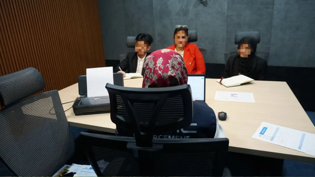 MCMC merakam percakapan seorang individu yang disyaki menyebarkan berita palsu berhubung dakwaan pembekalan bahan api diesel kepada Filipina. - Foto MCMC