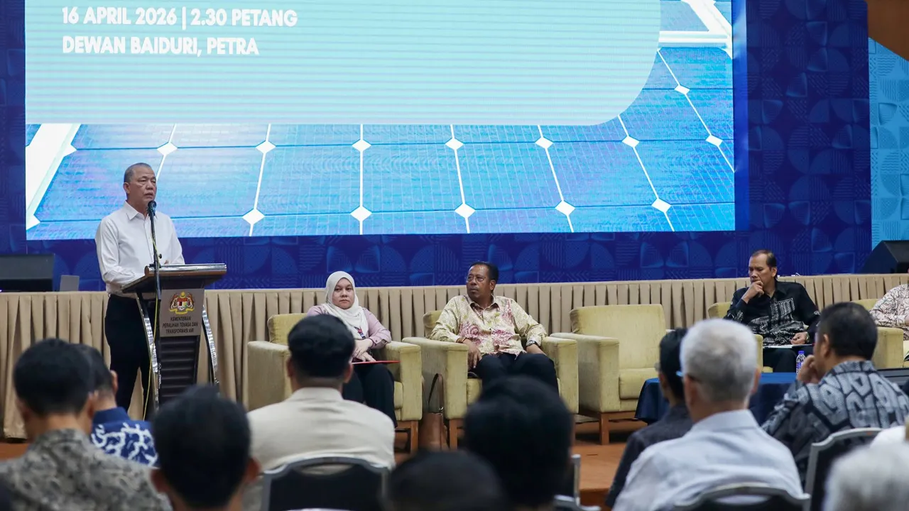 Berpeluang mempengerusikan Sesi Libat Urus Strategik bersama syarikat solar Bumiputera sebagai sebahagian usaha memperkukuh penyertaan mereka dalam ekosistem peralihan tenaga negara di Menara PETRA - Kementerian Peralihan Tenaga dan Transformasi Air, semalam 16 April 2026.